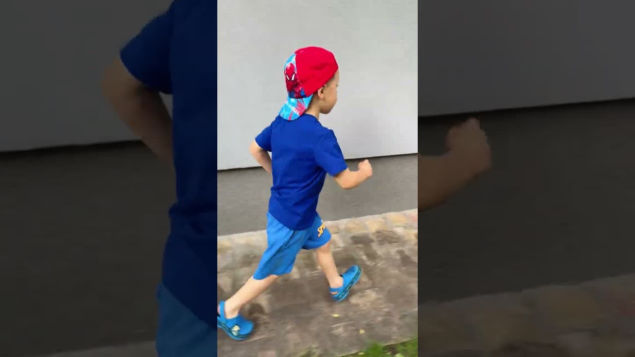 弟が兄のためにサンダルを持ってくる感動の瞬間